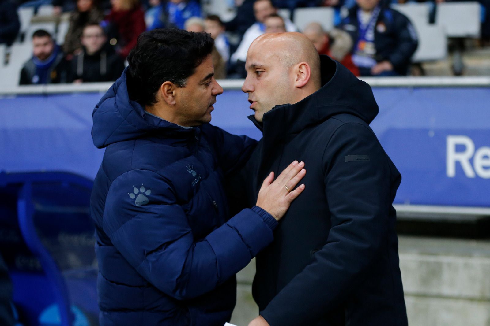 Javi Rozada y Míchel se saludan en la previa del Real Oviedo-Huesca.