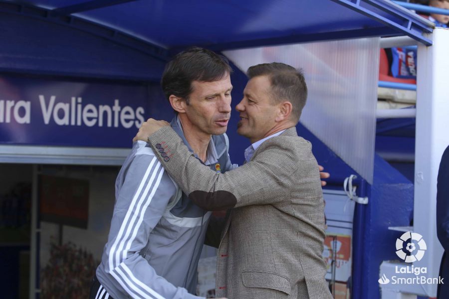 Ziganda y Mosquera se saludan antes del Extremadura-Oviedo.