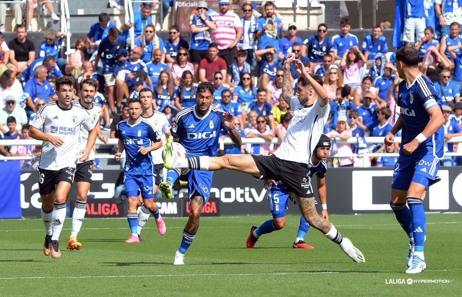  El mediocentro del Oviedo Camarasa, muy vigilado por la medular del Burgos CF.