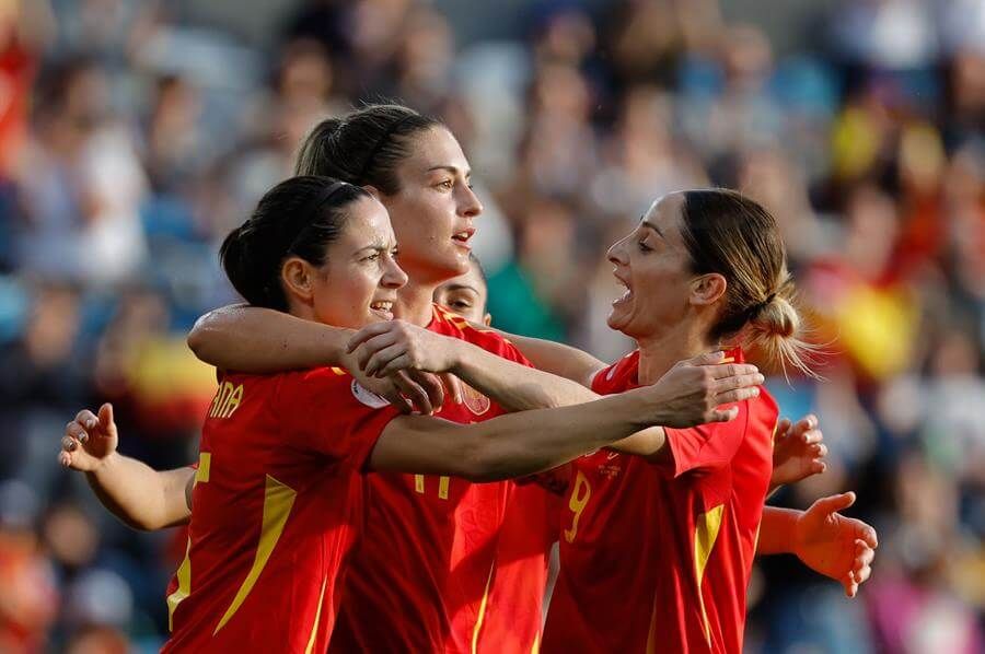 Celebración de gol de la Selección Española Femenina en Balaídos.