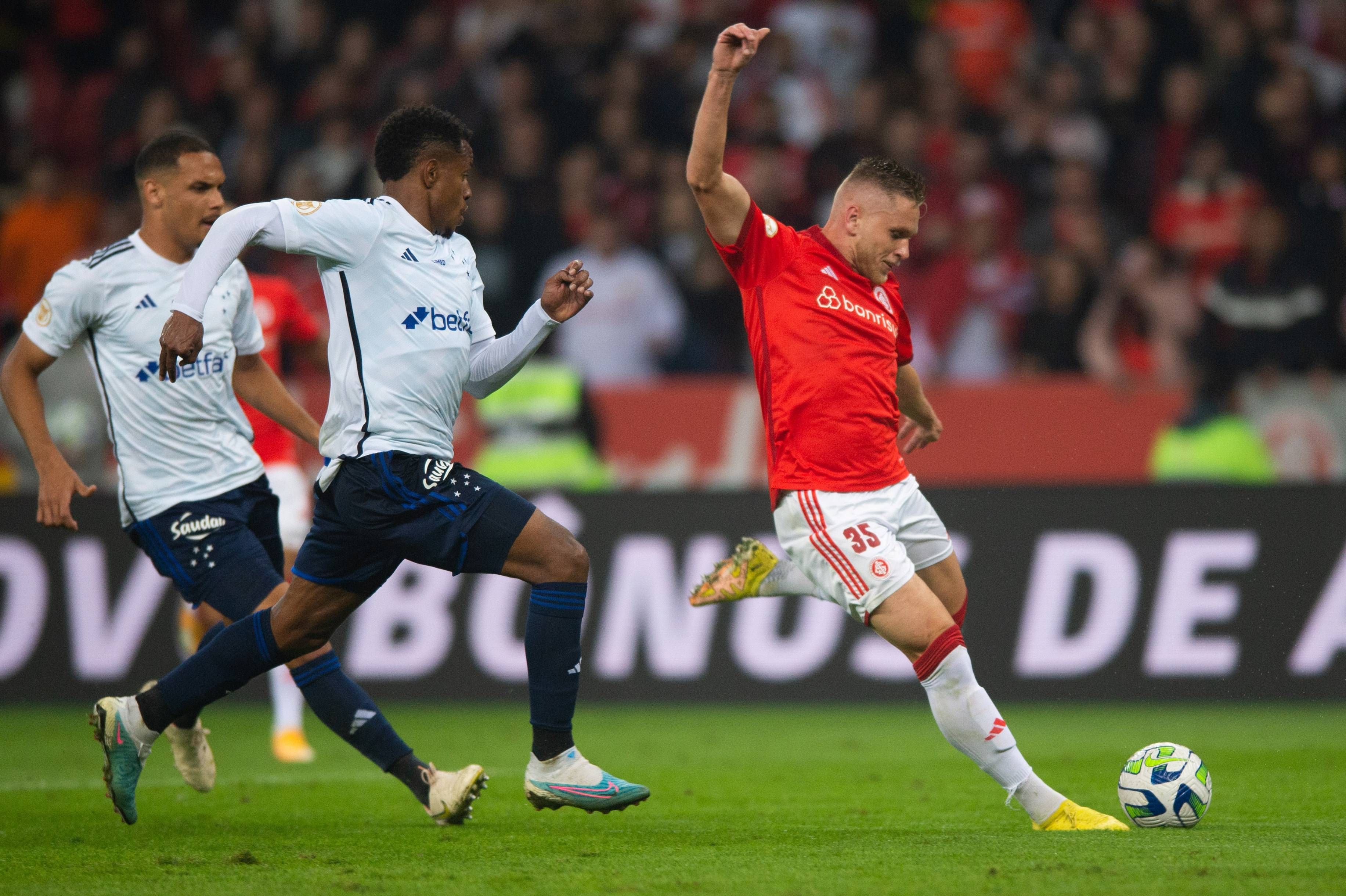 Alemao, delantero del Oviedo, dispara en un partido con Internacional de Porto Alegre.