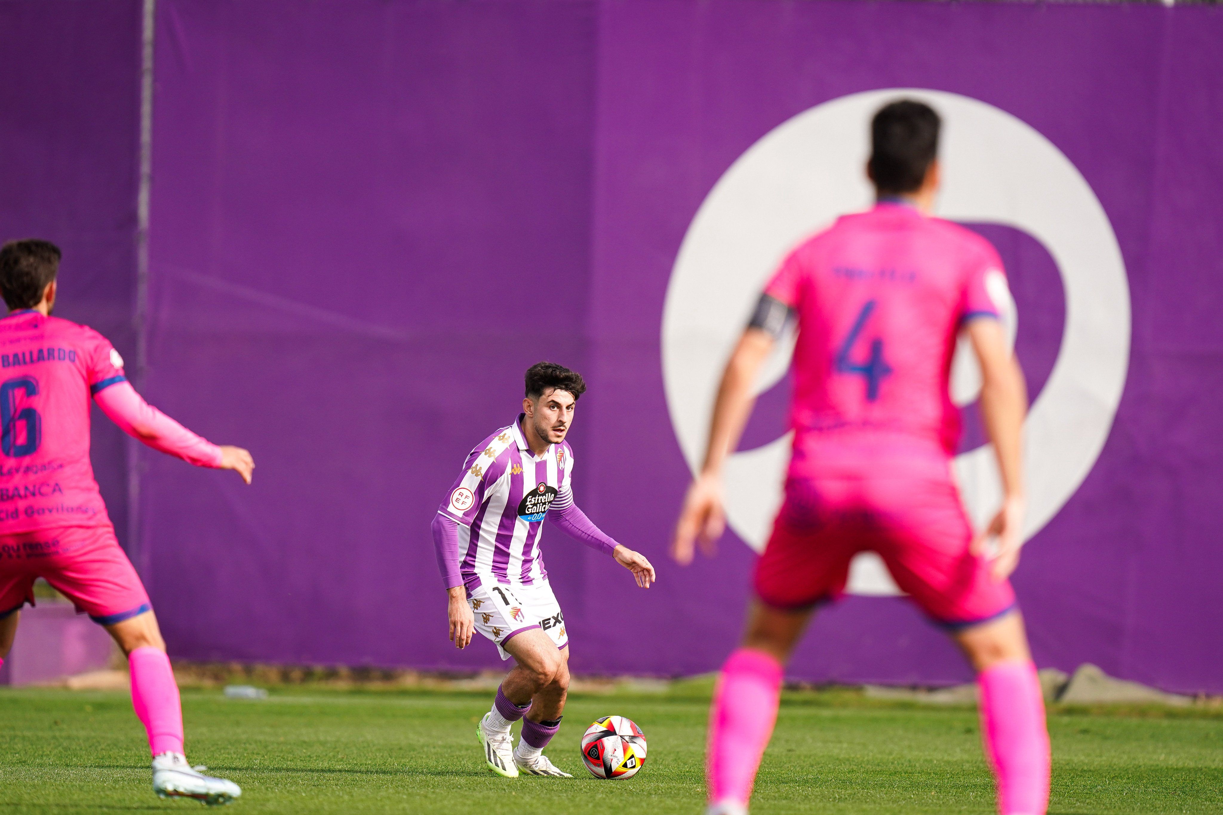Manu Pozo, ante el Ourense CF.