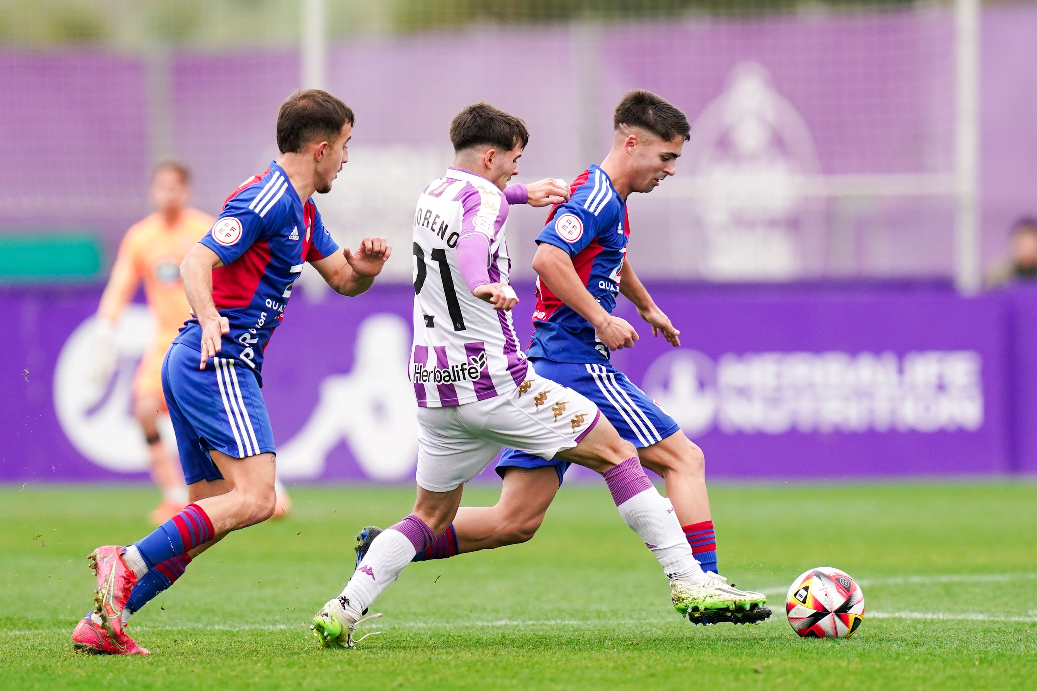 Xavi Moreno pelea por un balón ante el Langreo.