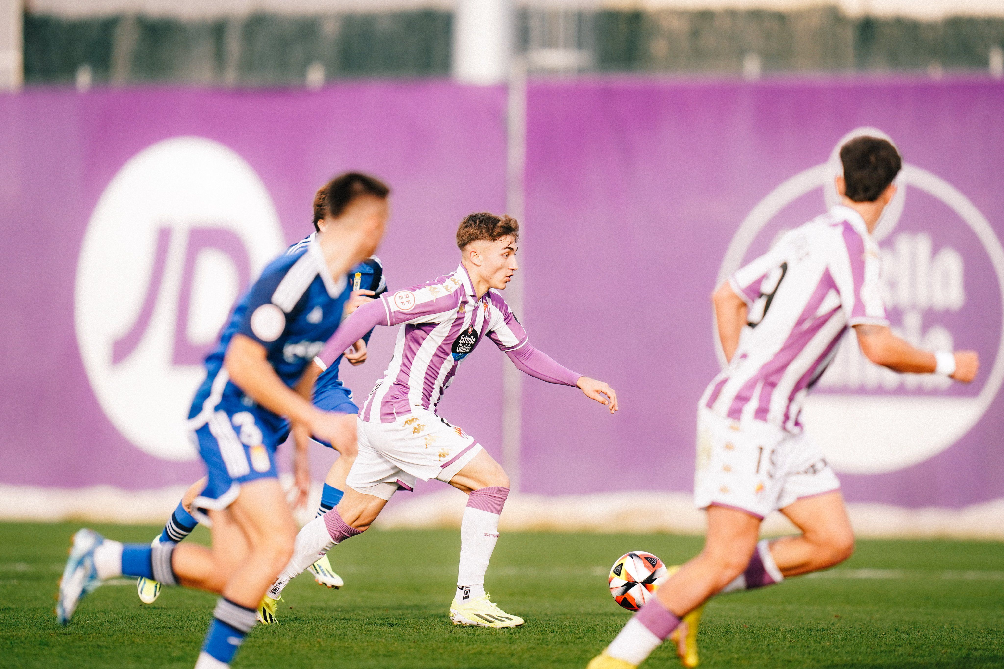  Chuki conduce un balón ante el Real Oviedo Vetusta.