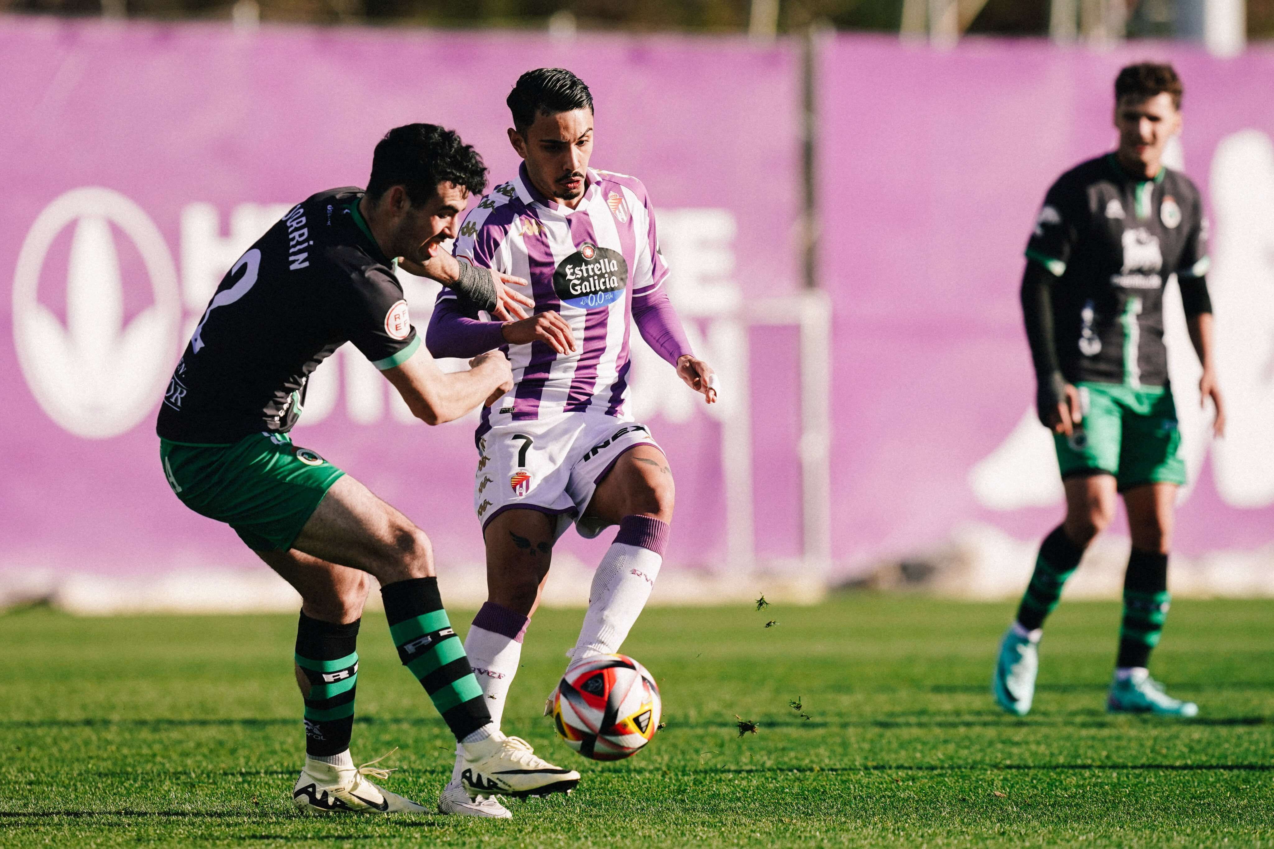  Isra Salazar pelea por un balón ante el Rayo Cantabria.