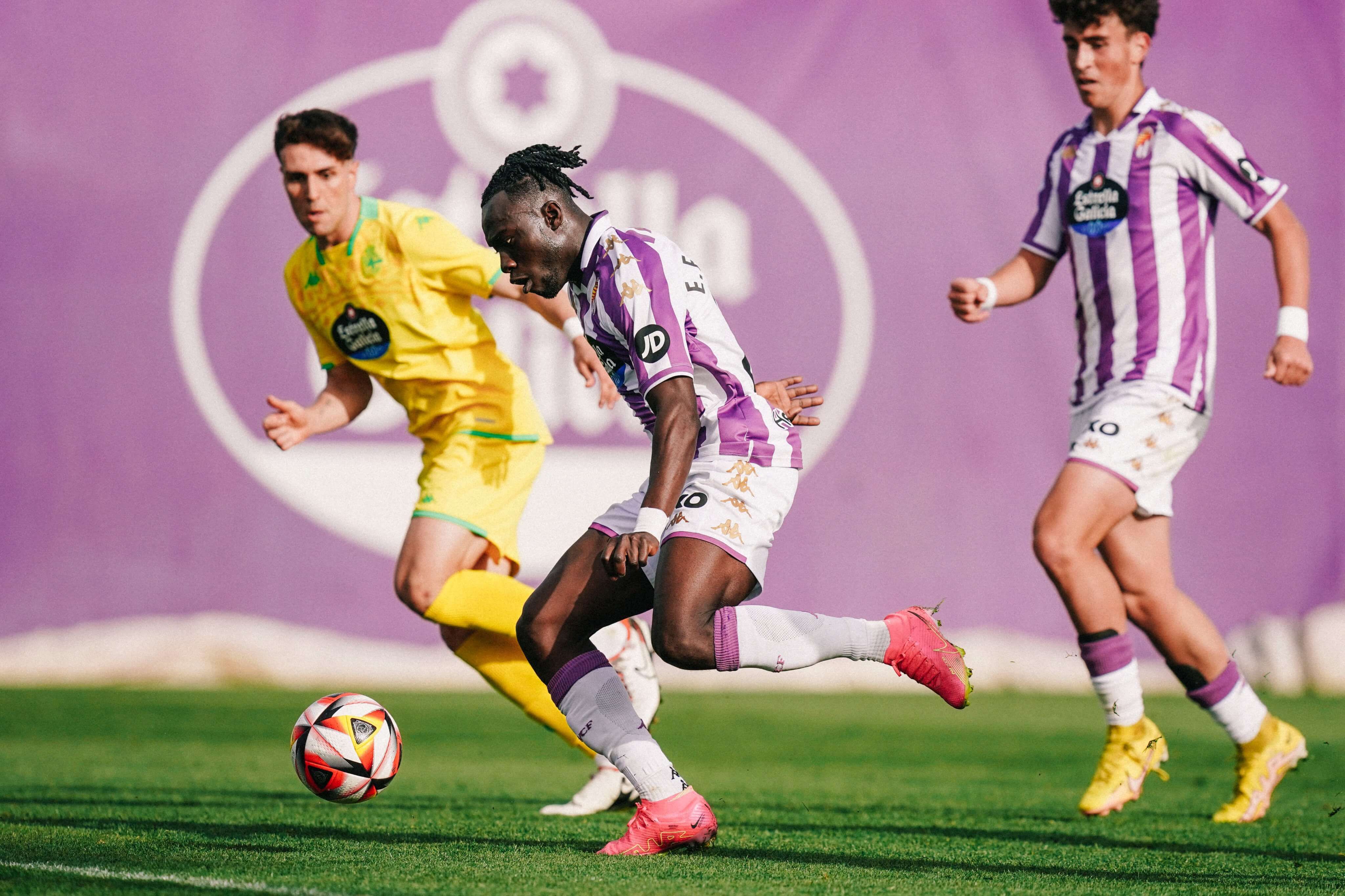  Frimpong, con el balón, ante el Fabril.