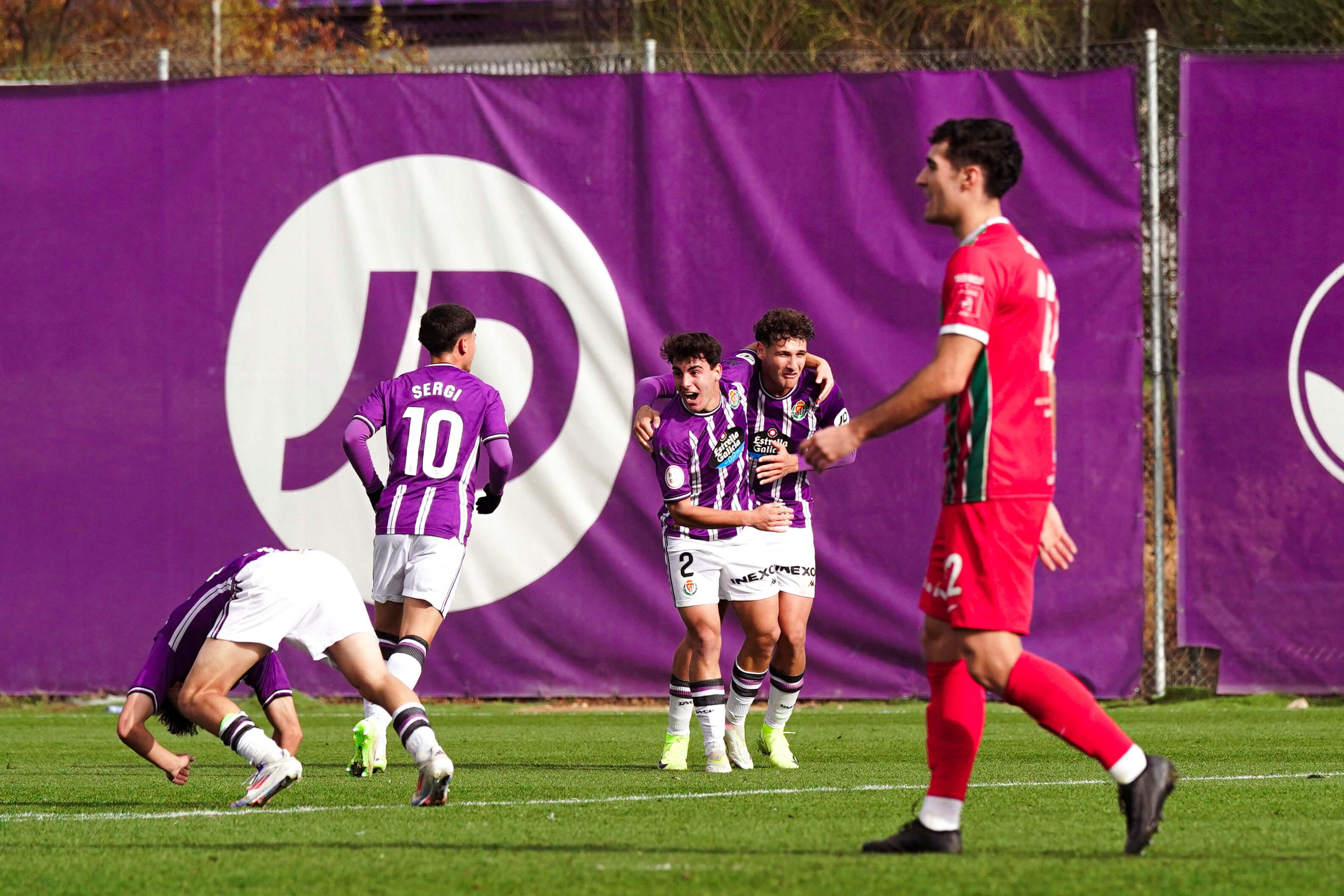 Koke y Jorge Delgado celebran el empate un extremis ante la Gimnástica de Torrelavega.