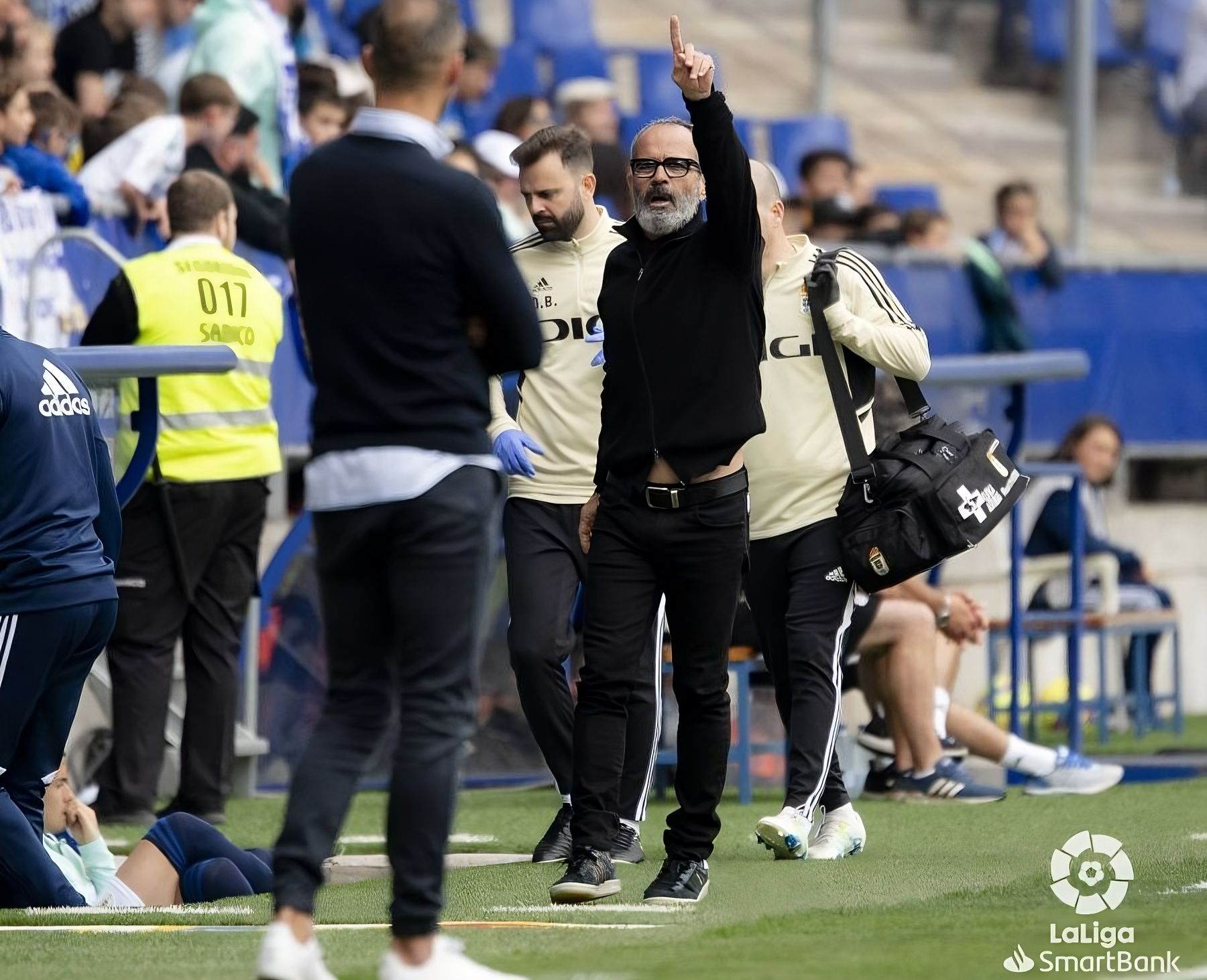  Álvaro Cervera, en el banquillo del Carlos Tartiere.
