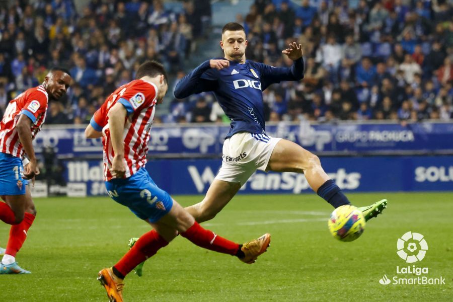  Guille Rosas centra ante Abel Bretones en el derbi Real Oviedo-Sporting.