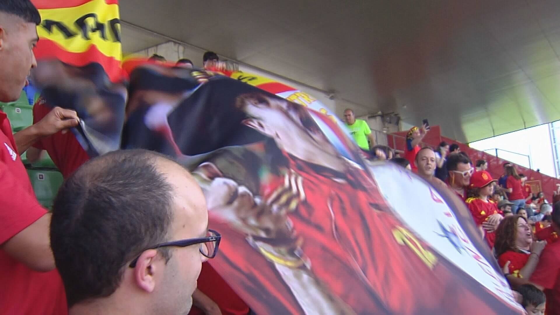  La afición de la Selección Española también se acordó de Manolo el del Bombo.