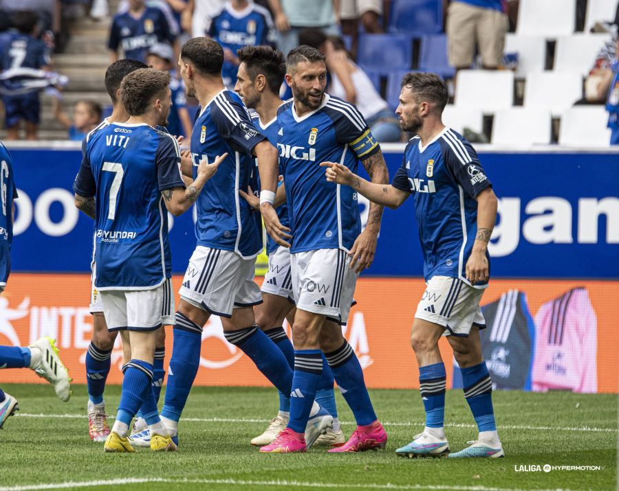  Los jugadores del Real Oviedo celebran el gol de Camarasa..