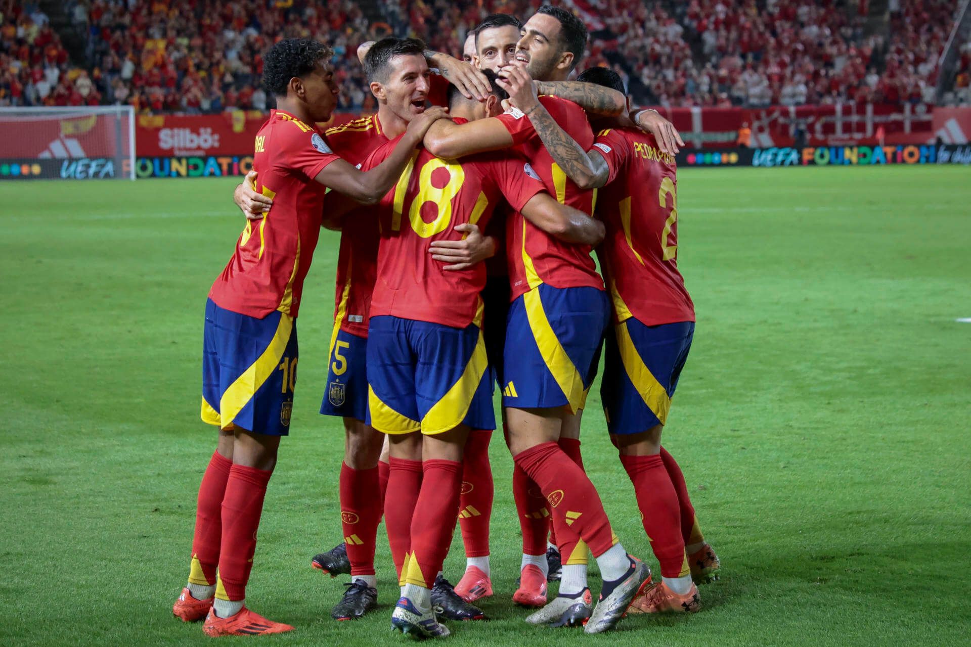  España celebrando el gol de Martin Zubimendi ante Dinamarca en la Nations League.