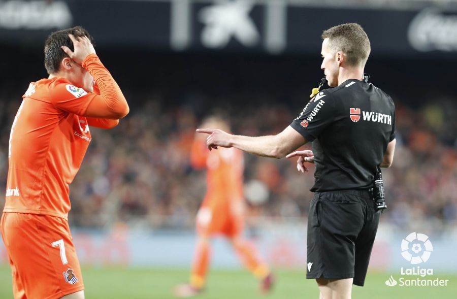  Ander Barrenetxea se lleva las manos a la cabeza en una decisión de Hernández Hernández .