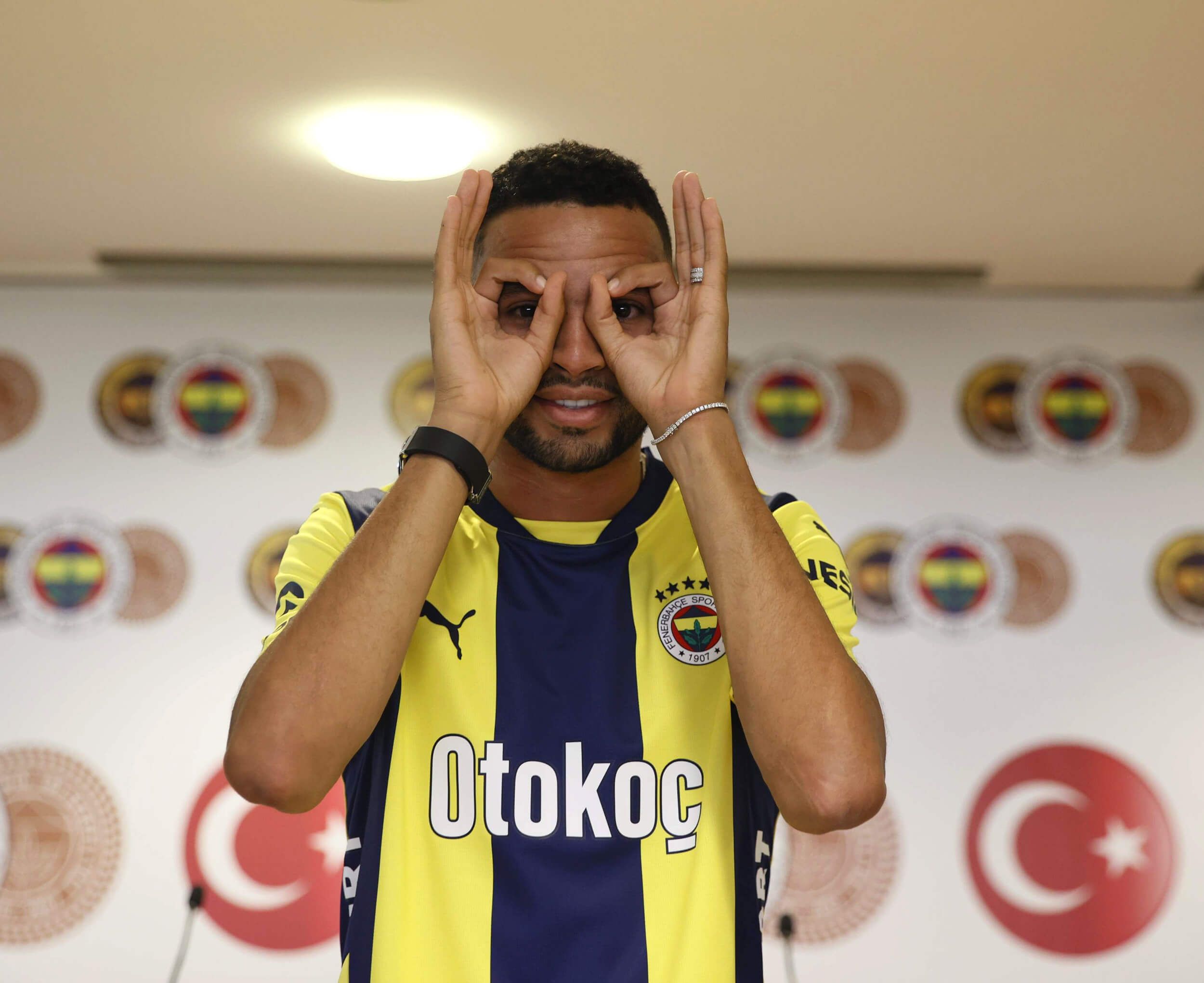  Youssef En-Nesyri, exdelantero del Sevilla y pretendido por la Roma, presentado con el Fenerbahce.