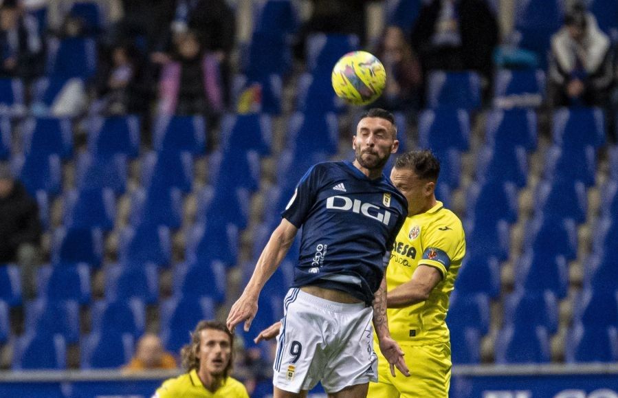  Borja Bastón cabecea en el Oviedo - Villarreal B.