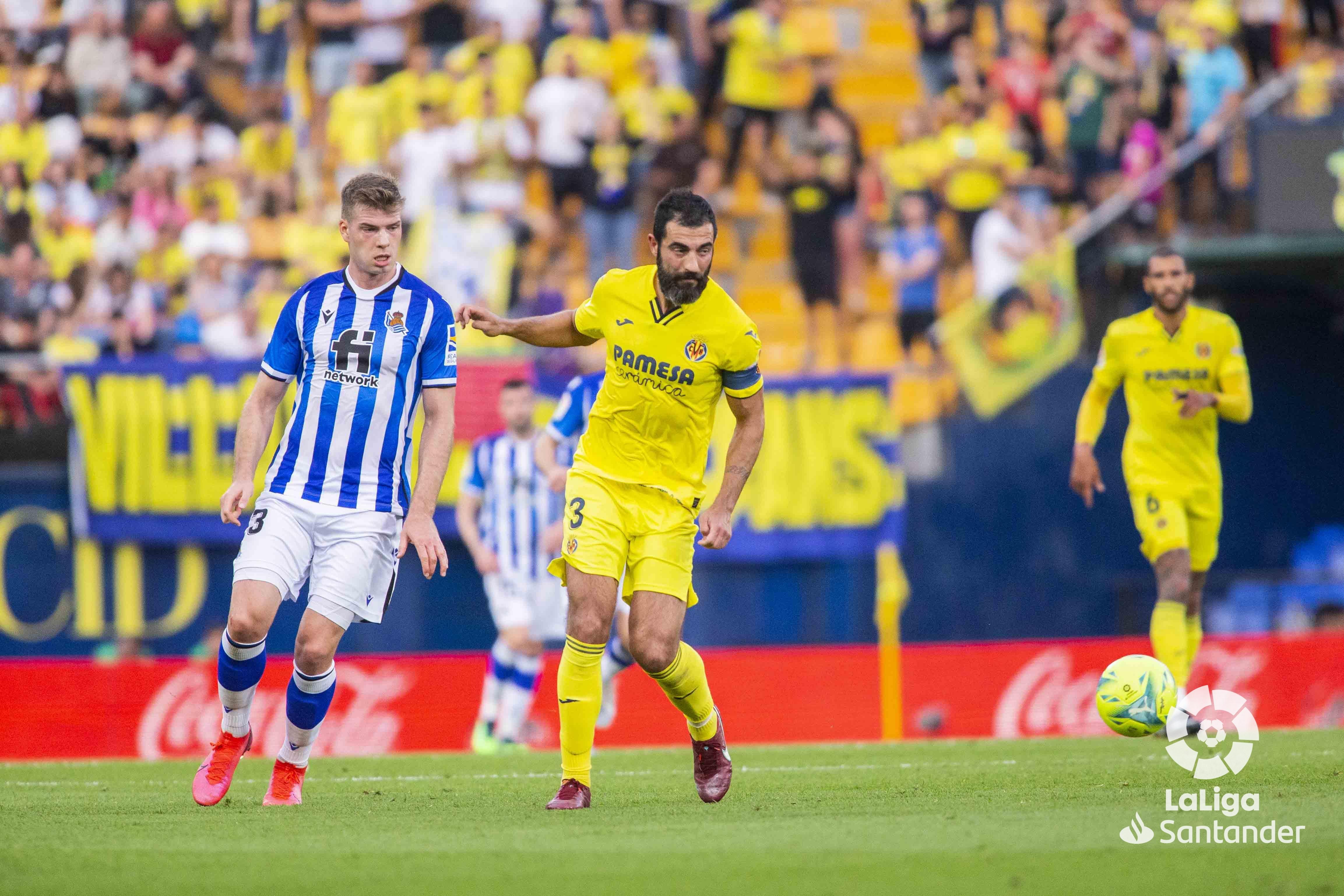 Sorloth presiona a Albiol en el Villarreal-Real Sociedad de la pasada temporada.