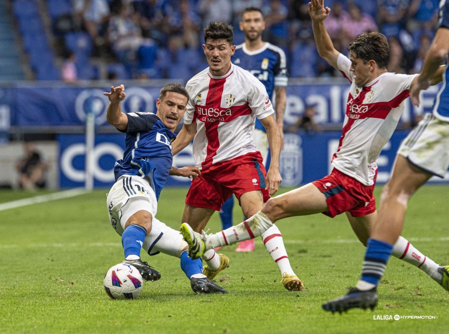  Jaime Seoane en un lance del Real Oviedo - Huesca