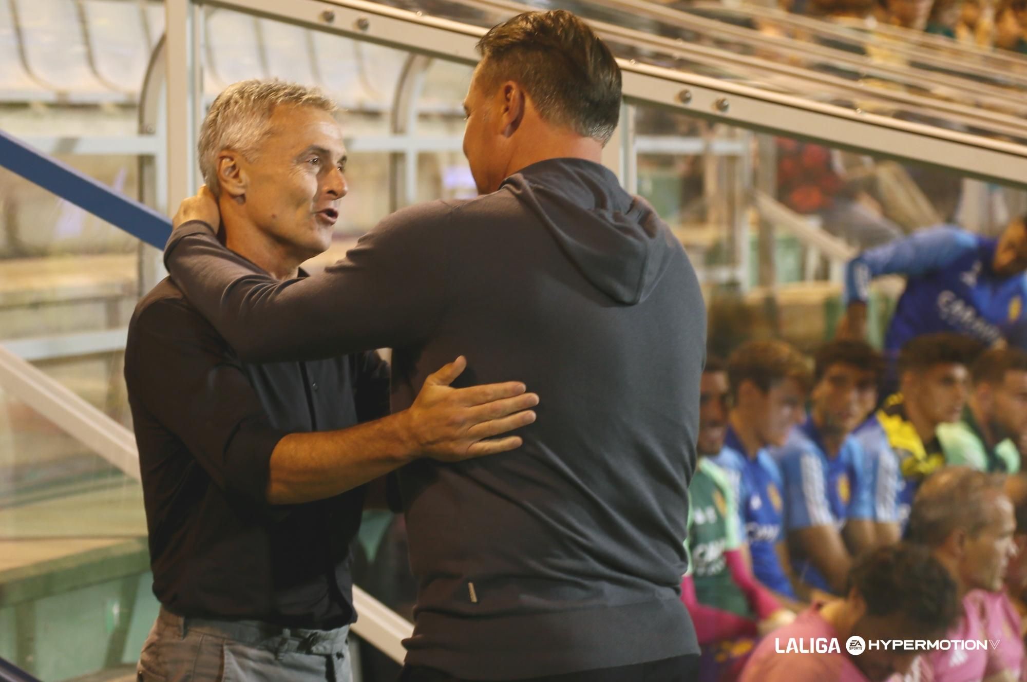  Fran Escribá saluda a Cristóbal Parralo en el Racing de Ferrol - Real Zaragoza.