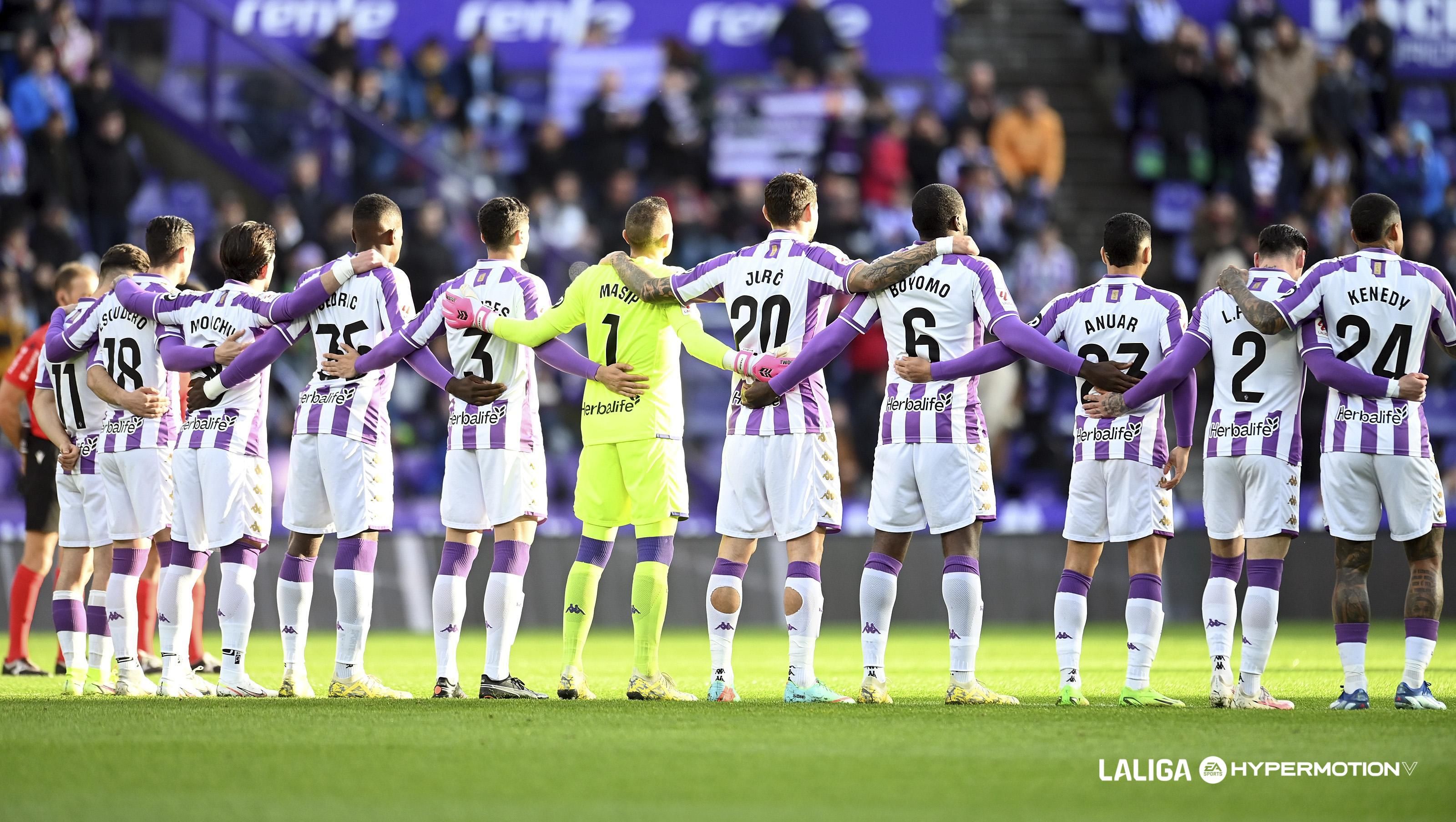  Los jugadores del Real Valladolid en el minuto de silencio en honor a Concha Velasco