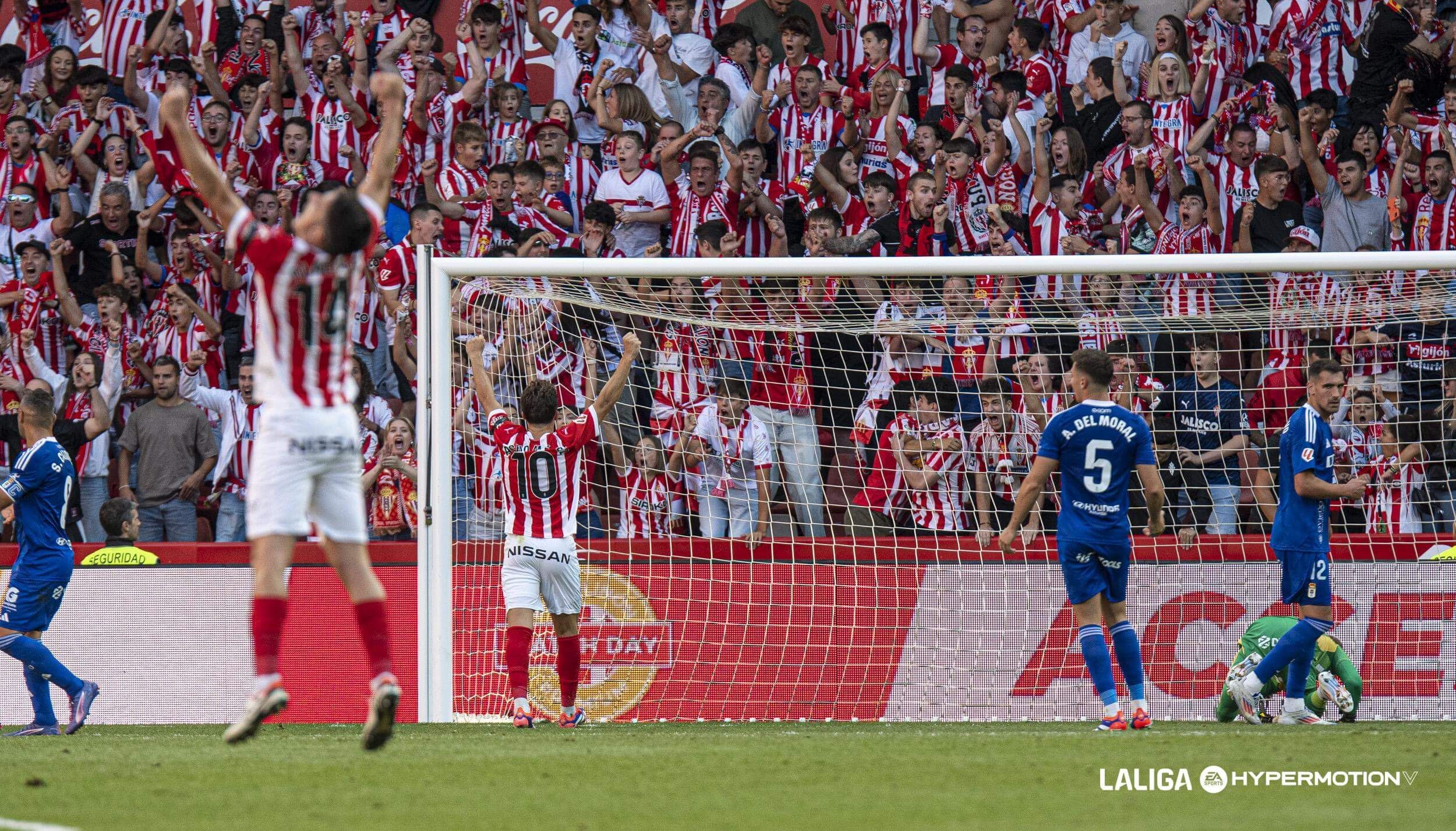  Celebración rojiblanca en el derbi Sporting - Oviedo.