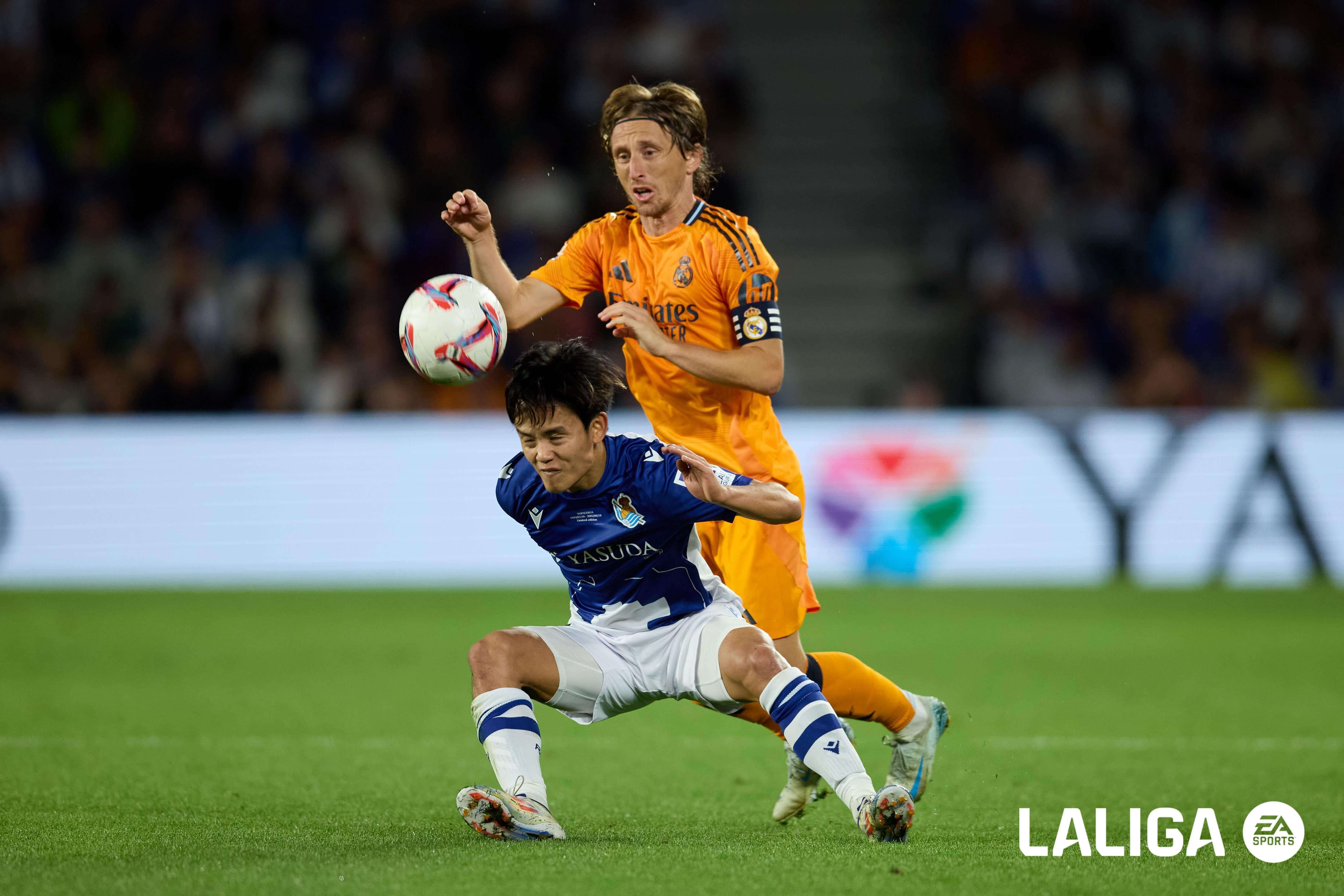  Take Kubo protege ante Modric en el Real Sociedad - Real Madrid.
