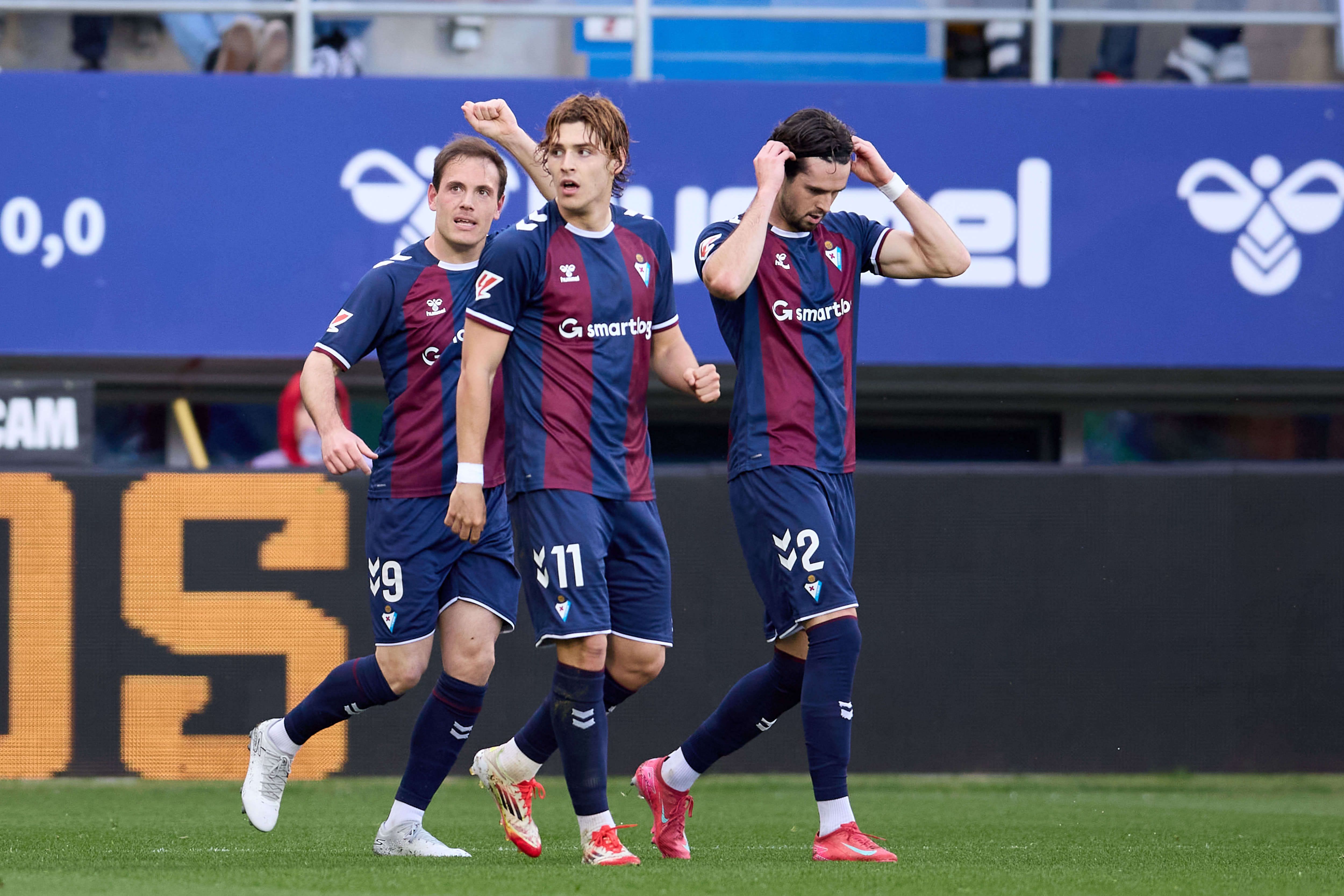 Jon Bautista celebra su gol en el Eibar - Racing.