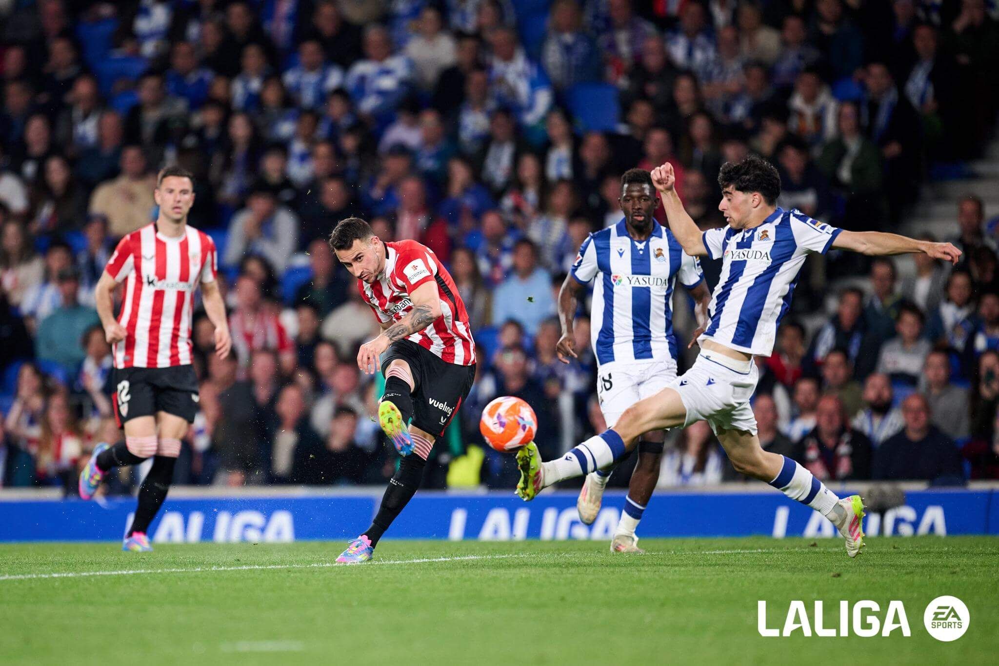  Jon Martín tapa un disparo en el Real Sociedad - Athletic.