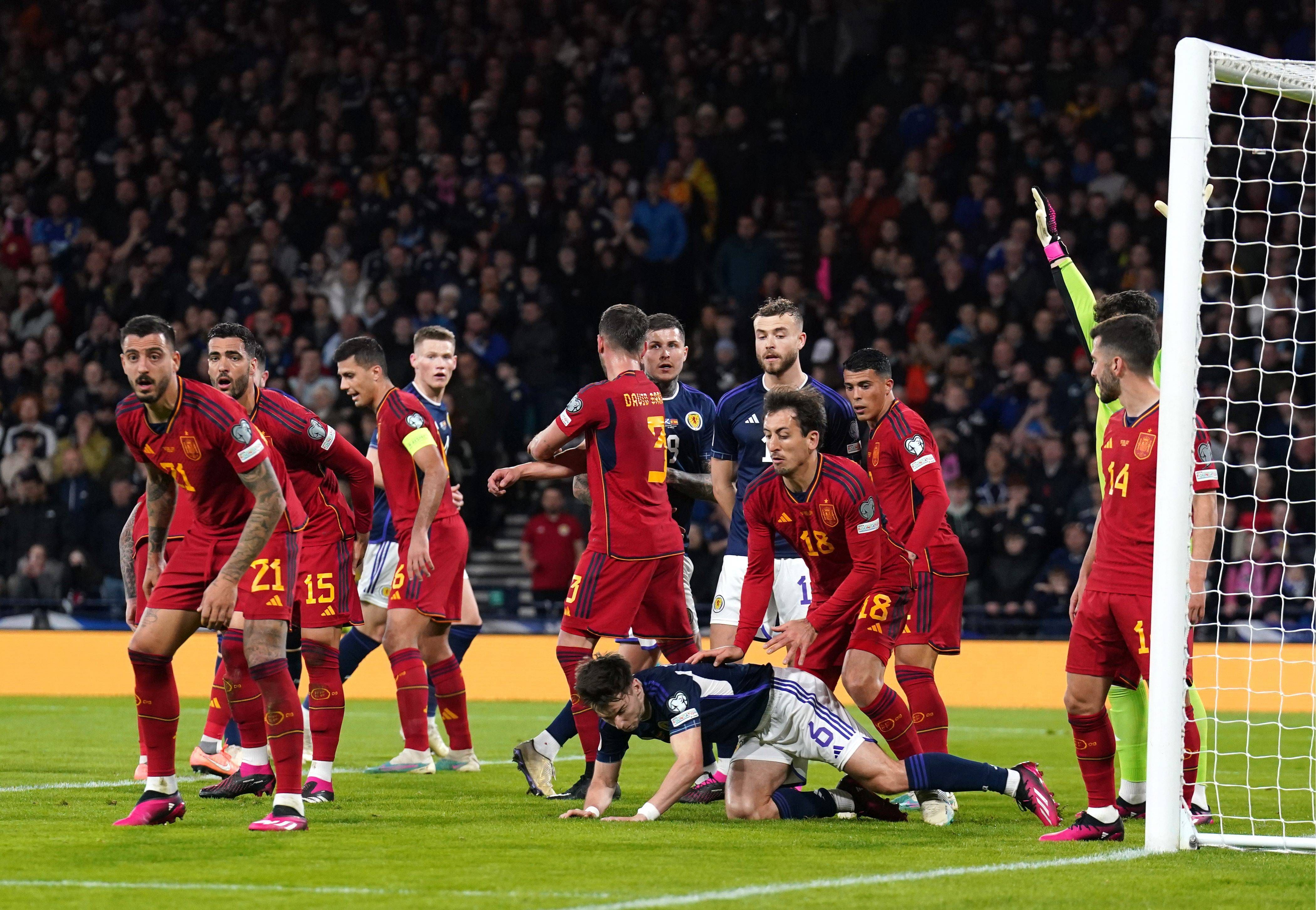  España, con Mikel Merino y Oyarzabal, caen ante Escocia.