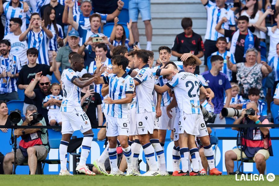  Los jugadores de la Real Sociedad celebran el gol de Barrenetxea al Celta.