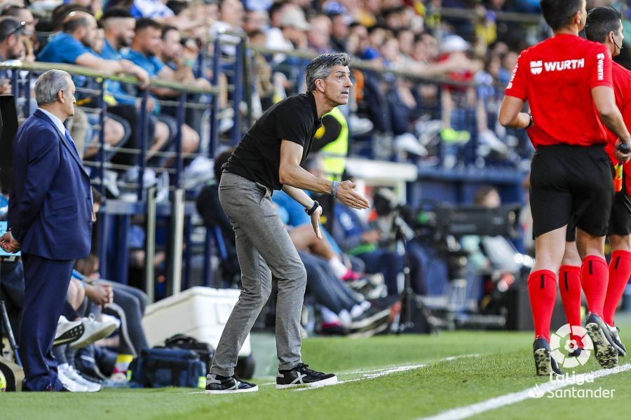 Imanol Alguacil da instrucciones a sus jugadores en el Villarreal-Real Sociedad.