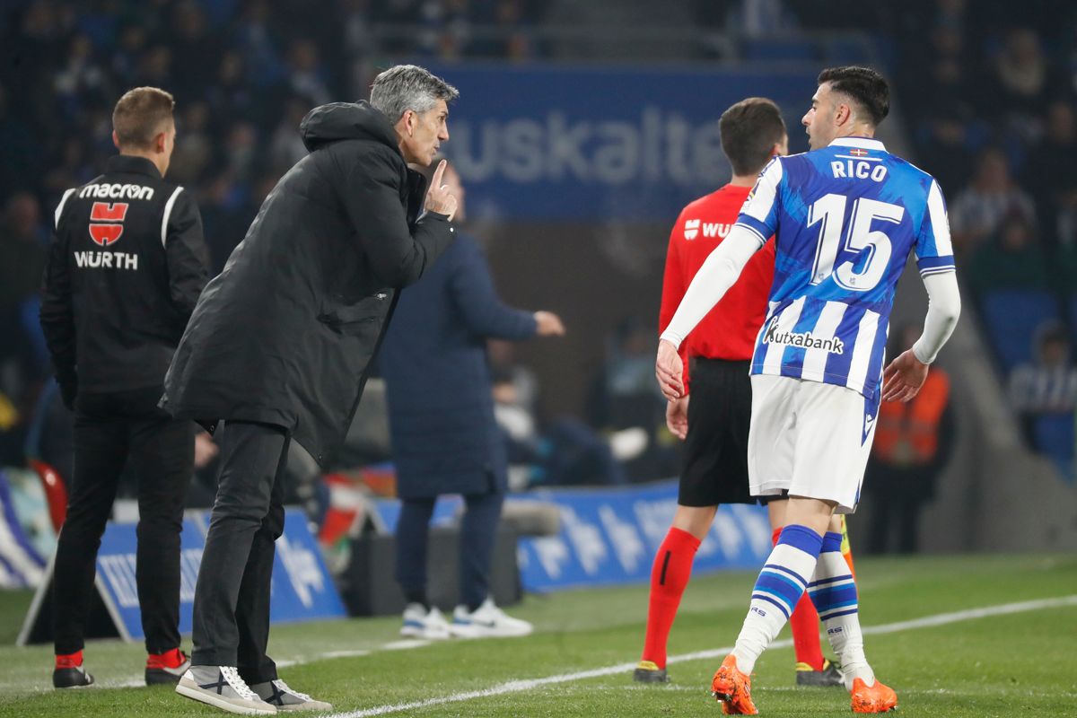  Imanol Alguacil da instrucciones a Diego Rico en el Real Sociedad - Cádiz.