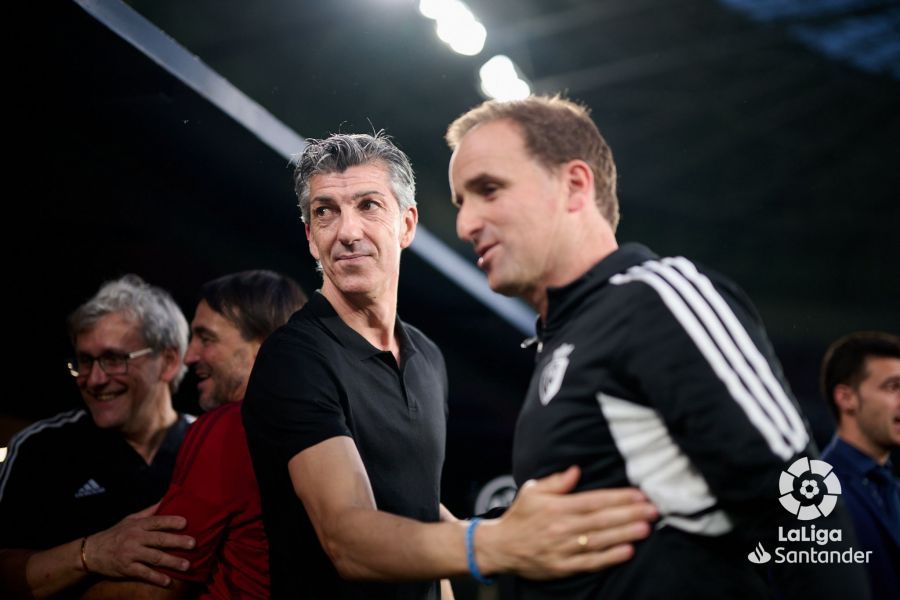  Imanol Alguacil saluda a Jagoba Arrasate antes del Osasuna-Real Sociedad en El Sadar..