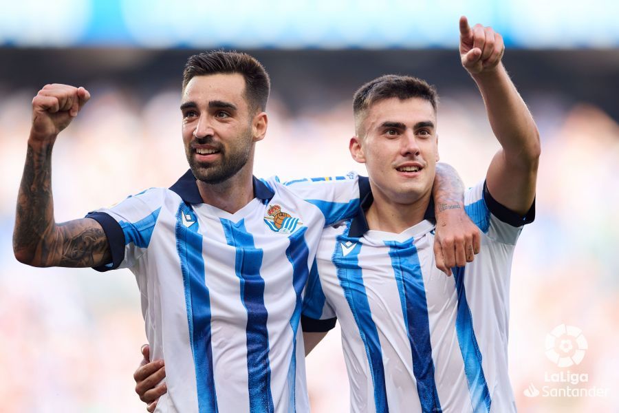 Brais Méndez celebra su gol con Barrenetxea en el Real Sociedad - Sevilla.