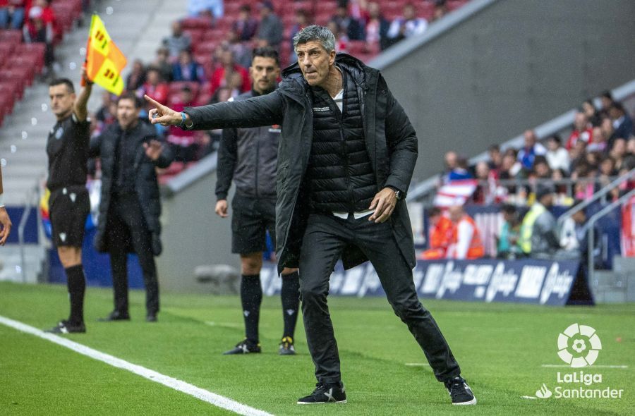  Imanol Alguacil da instrucciones en el Atleti - Real Sociedad.