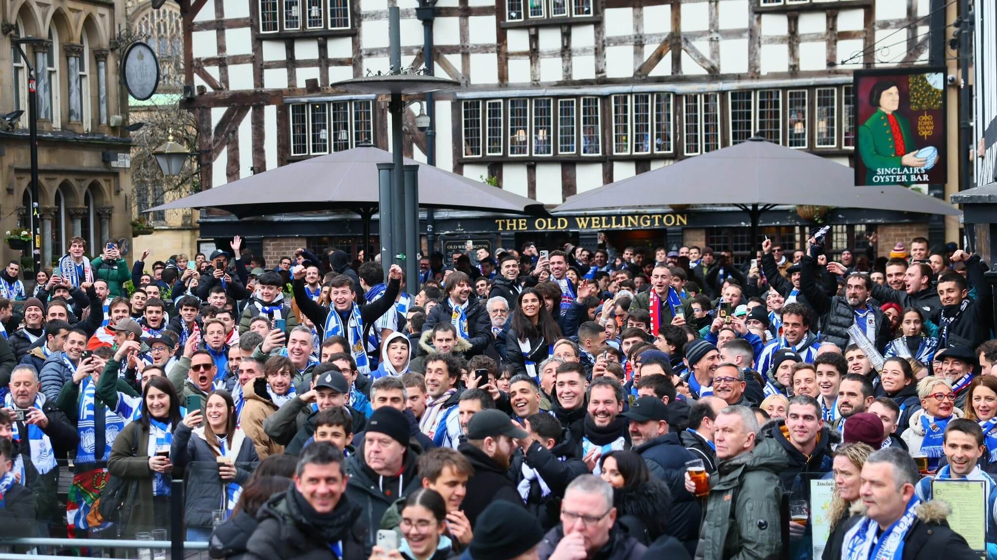 Afición de la Real Sociedad en Manchester.