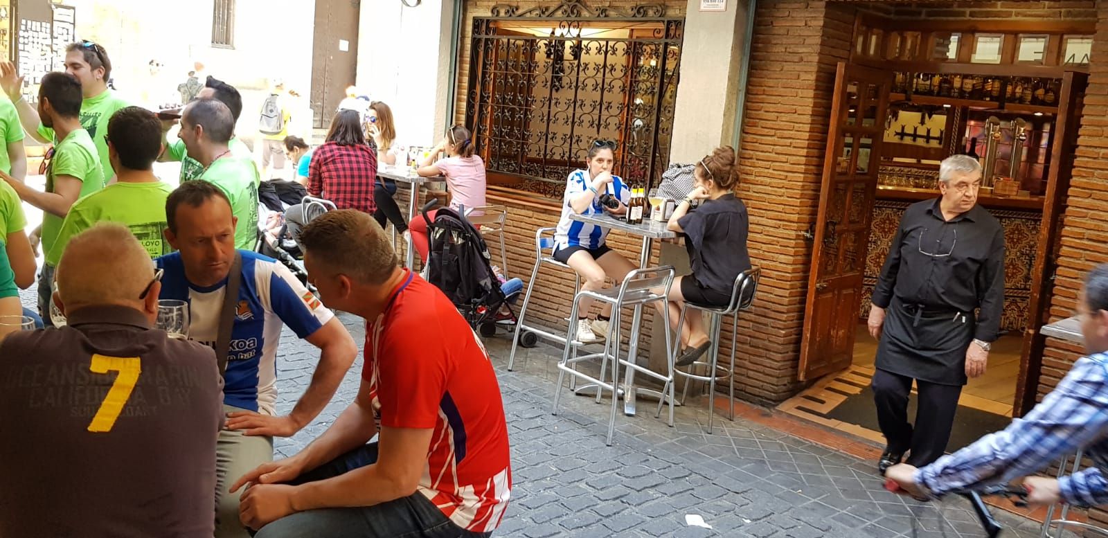  Aficionados de Real y Atleti en la previa de la final de la Copa de la Reina.