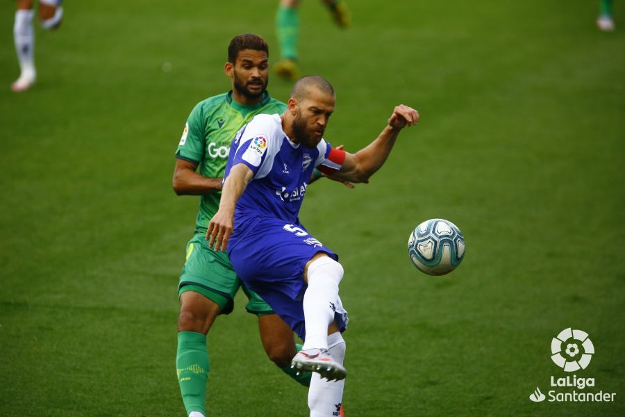  Willian José pelea por un balón ante un jugador del Alavés.