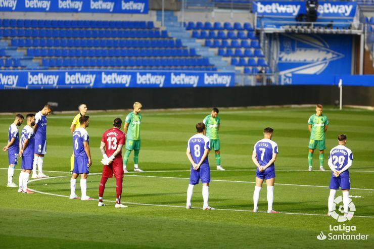  Minuto de silencio en los prolegómenos del partido entre el Alavés y la Real en Mendizorroza.