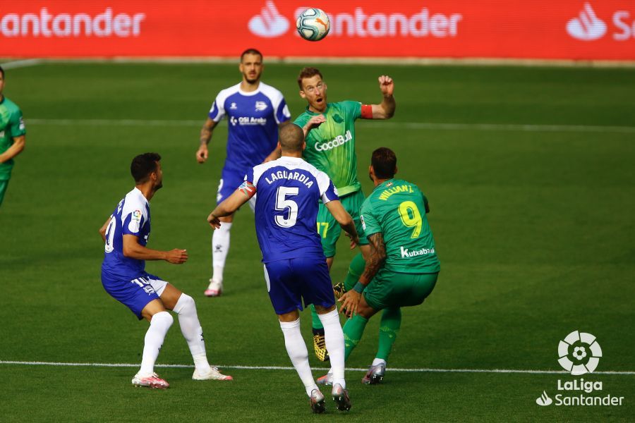  David Zurutuza pelea por un balón aéreo en Mendizorroza.