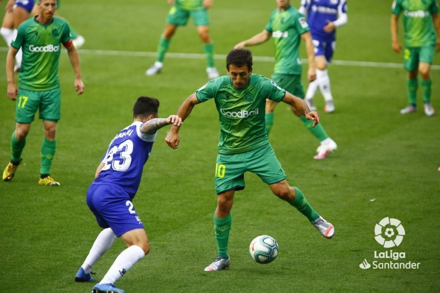  Oyarzabal pugna por un balón con Ximo Navarro en el Alavés-Real Sociedad.