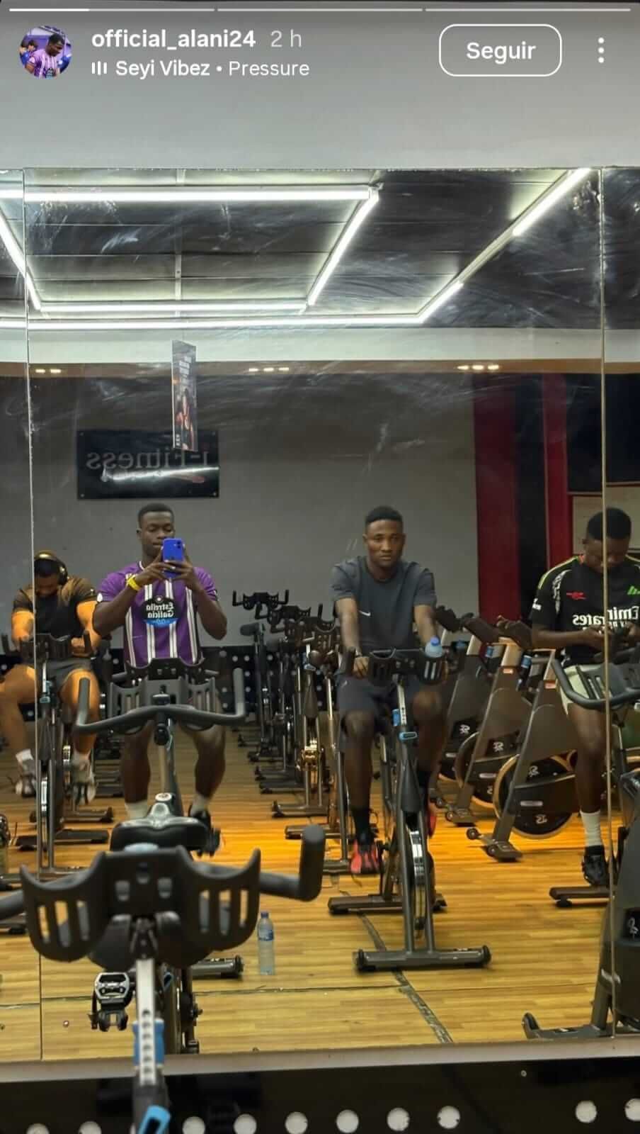  Alani ejercitándose en el gimnasio con amigos