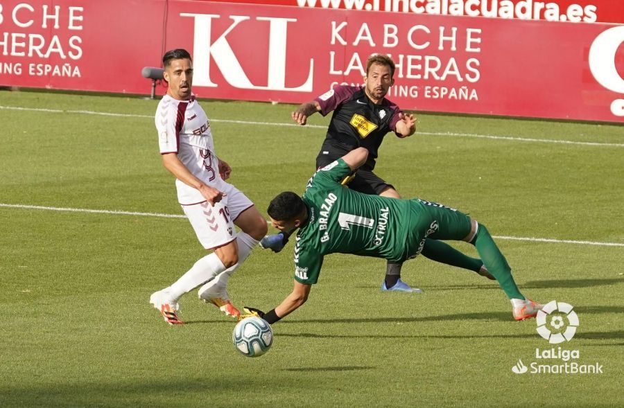  Aitor García define ante Brazao el primer gol del Albacete-Sporting.