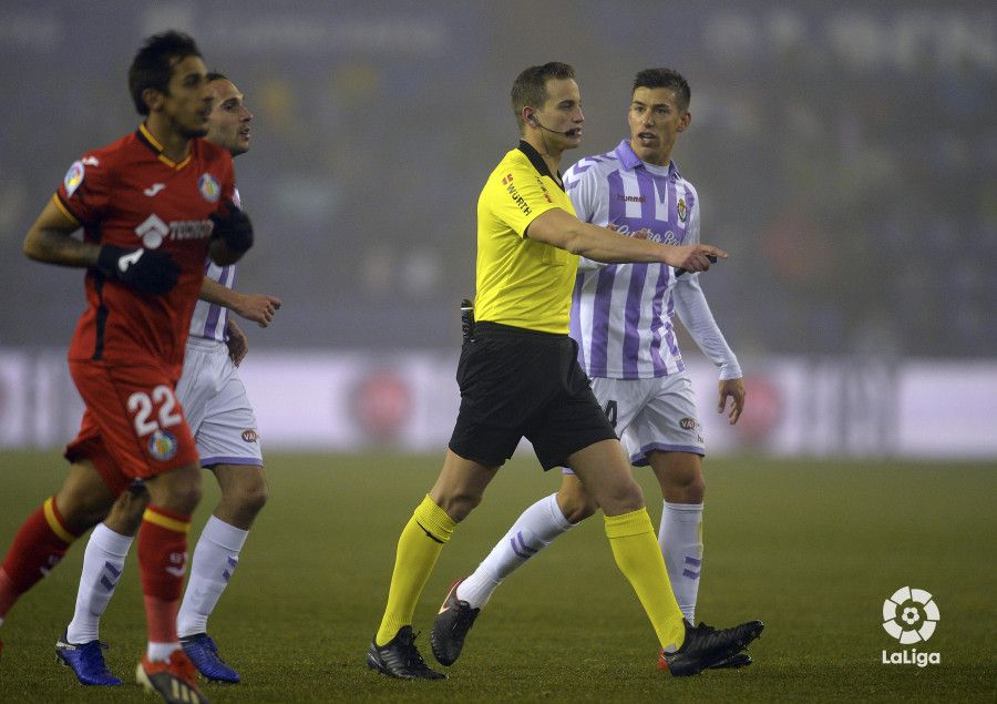  Alcaraz protesta a Alberola Rojas tras pitar penalti a favor del Getafe en Copa.