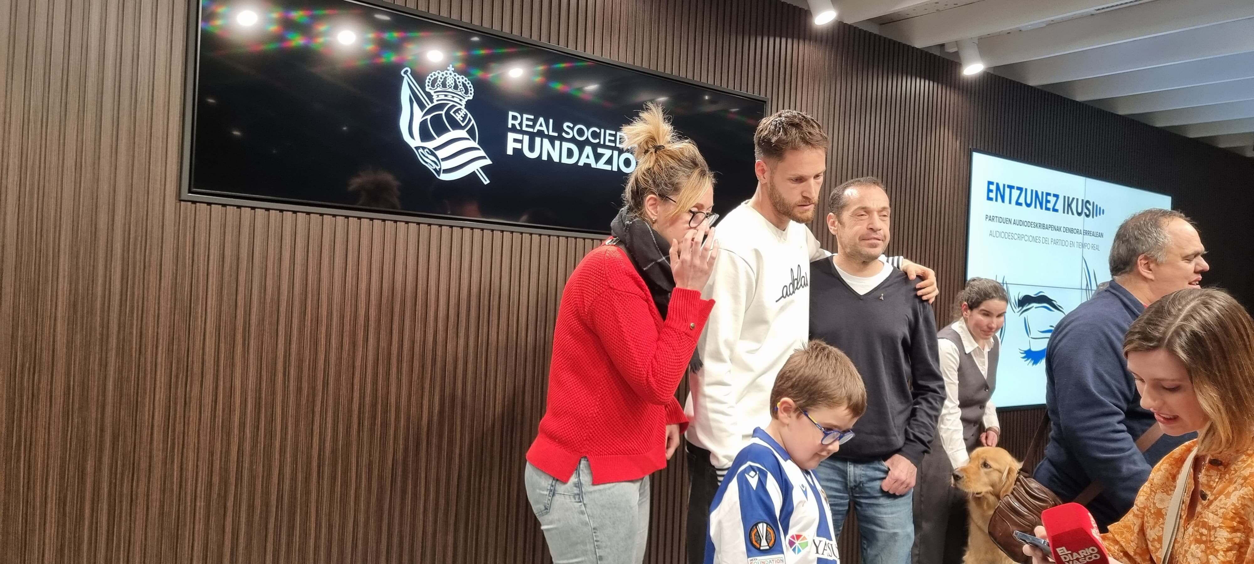 Álex Remiro estuvo presente en la presentación de la app Escoita.