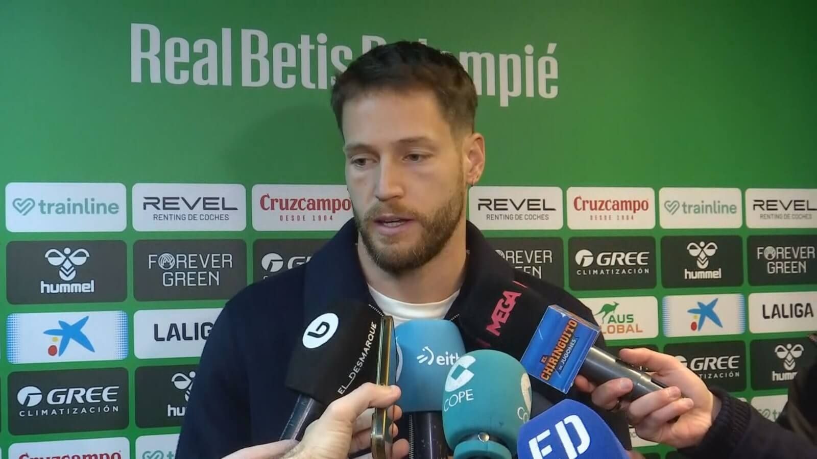  Álex Remiro habla en la zona mixta del Benito Villamarín.