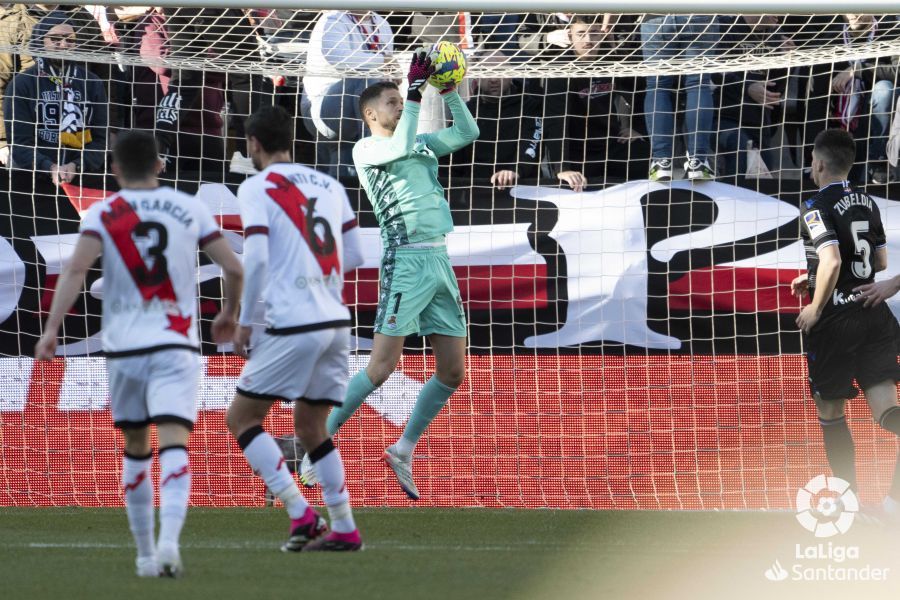  Álex Remiro hizo un gran partido en Vallecas.