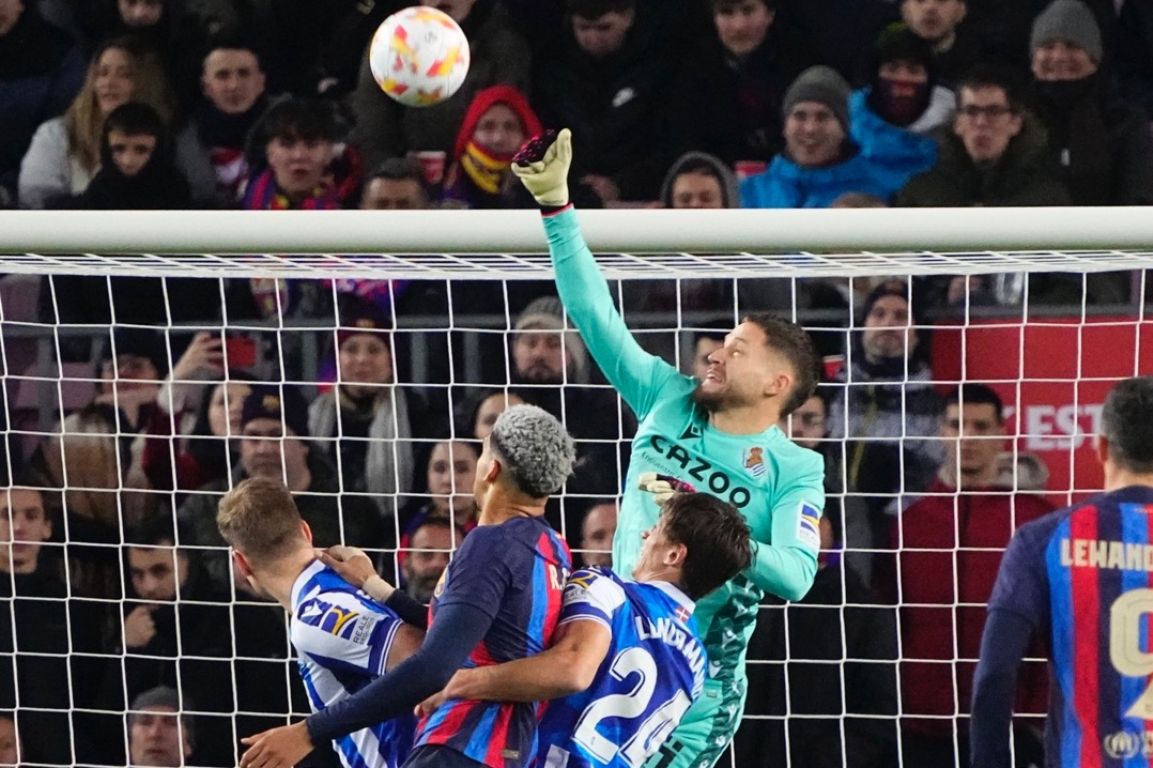 Álex Remiro tuvo mucho trabajo en el partido del Camp Nou.