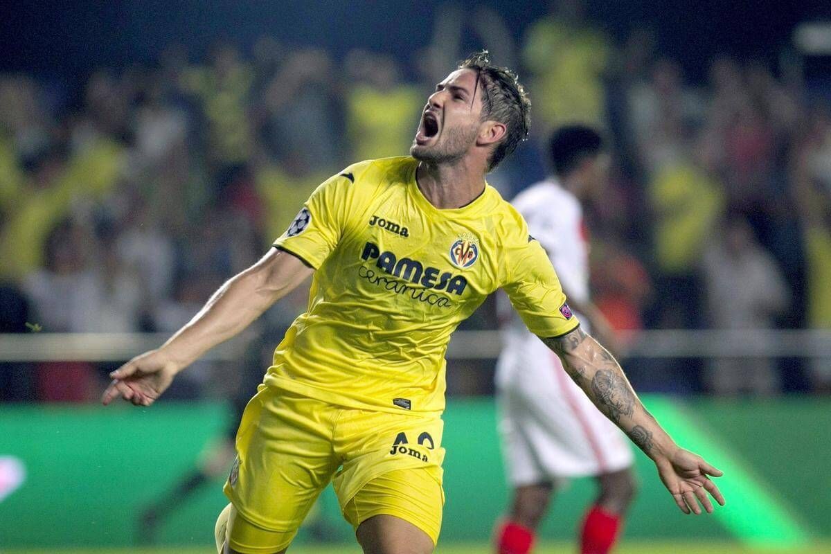 Alexandre Pato celebra un gol con el Villarreal.