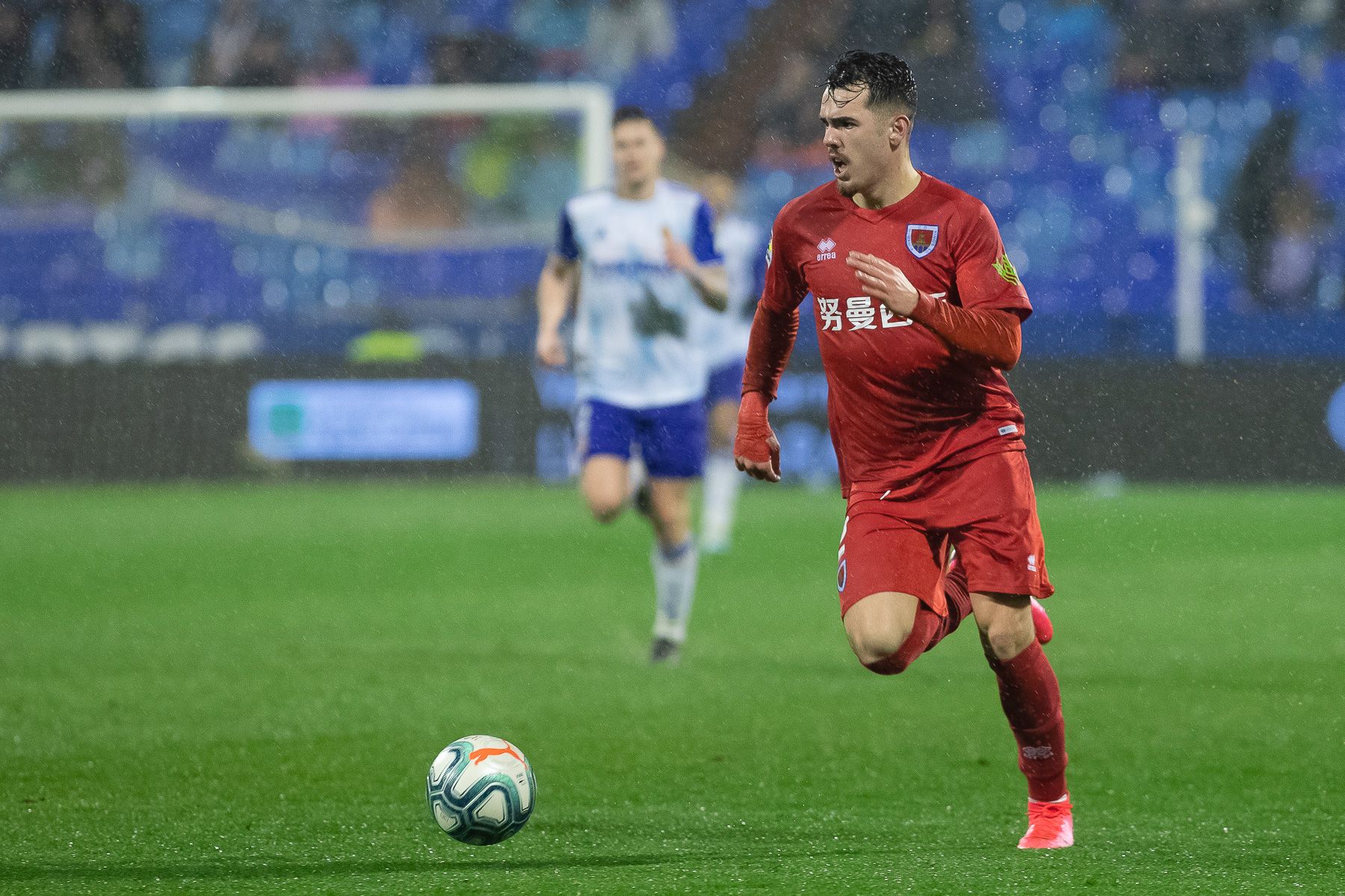 Álex Sola en su visita a La Romareda.