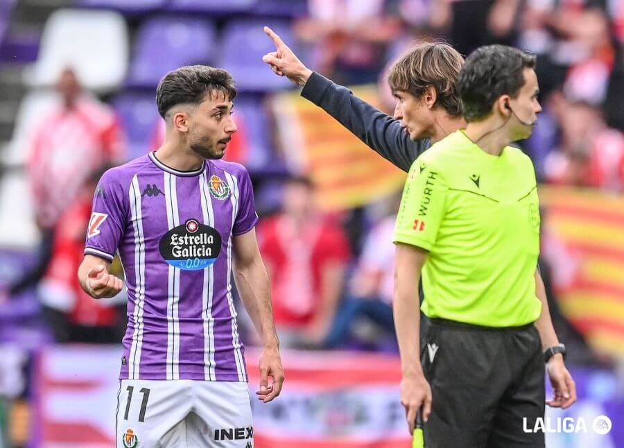  Álvaro Rubio da indicaciones a Raúl Moro.